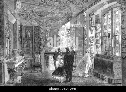 Sir John Soane's Museum in Lincoln's-Inn-Fields: The Monks' Parlour, 1864. „Wir steigen jetzt zum Mönchssaal ab, dessen Decke und Wände größtenteils mit Bruchstücken und Abgüssen kirchlicher und anderer Strukturen bedeckt sind, Schnitzereien aus Holz und Elfenbein, gravierten Messing; Vasen in alten peruanischen Gräbern, bemalten Glas, &amp;c.; und eine feine flämische Schnitzerei, in Holz, der Kreuzigung. Aus Illustrated London News, 1864. Stockfoto