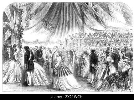 Ball an Bord der H.M.S. Victory, in Portsmouth, beim hundertjährigen Festival des Schiffes, 1865. 'Der Sieg, Nelsons Flaggschiff in der Schlacht von Trafalgar, geheiligt durch die Erinnerung an seinen Tod, ist noch heute erhalten, wie ein Rumpf, im Hafen von Portsmouth... in der Mittwochwoche, das hundertjährige fest dieses berühmten Schiffes, die im Juli 1765 in Chatham gestartet wurde, wurde von ihrem jetzigen Kommandanten, Captain Francis Scott, mit einem Ball gefeiert, den er auf dem Oberdeck einer Gruppe von etwa vierhundert Gästen gab, darunter... die Chefs der verschiedenen Abteilungen im Werft mit ihren Familien und vielen von ihnen Stockfoto