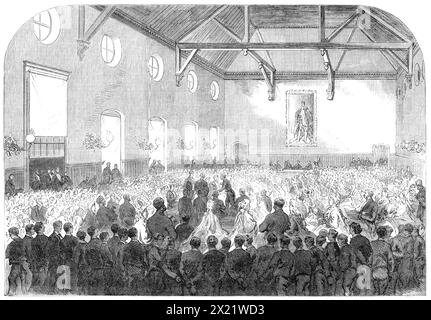 Speech Day am Wellington College in Sandhurst, Berkshire, 1865. Der Prinz von Wales (der spätere König Eduard VII.) war anwesend, um die Reden und Rezitationen zu hören und die Preise unter den verdienten Gelehrten zu verteilen... seine Königliche Hoheit... nahm seinen Platz auf einem erhöhten Platz am anderen Ende des Saals ein, der Rest des Saals war überfüllt, und das Verfahren begann sofort. Der Prinz überreichte den Chef der Preise, die Medaille der Königin wurde an Herrn Liddell verliehen; auf dieser Medaille beobachtete der Obermeister, dass jeder Junge in der Schule mit sich selbst Zeugnis von der Exzellenz geben konnte Stockfoto