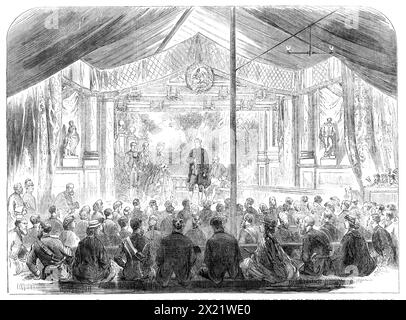 Szene aus "A Wonderful Woman", gespielt von der Dramatischen Society of St. Georges Gewehrkorps, im Lagertheater in Wimbledon, 1865. "...die Mitglieder einer dramatischen Gesellschaft, die ausschließlich aus Mitgliedern der St. besteht Georges Gewehrkorps hat sich in nicht geringem Maße bemüht, die Unterhaltung der Bewohner des Lagers nach Beendigung der Schießerei zu fördern. Diese Darbietungen haben den größtmöglichen Erfolg und versprechen, die Gelder des Vereins beträchtlich zu erhöhen... die Gesellschaft existiert erst seit etwa 18 Monaten... unsere Illustration Stockfoto