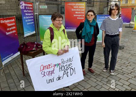 Nie wieder ist jetzt - MEININGEN ist BUNT - gemeinsam für Menschenwürde und Demokratie - Kundgebung gegen Rechtsextremismus - Gegen Rechte Terror in Deutschland - Deutschland, DE, DEU, Germany, Meiningen, 14.04.2024: Zahlreiche Menschen haben sich auf dem Marktplatz im Zentrum der Stadt zu einer Kundgebung versammelt. Hauptauslöser der zahlreichen Demonstrationen in ganz Deutschland gegen die AfD sind die Recherchen von CORRECTIV Recherchen für die Gesellschaft gemeinnützige GmbH. Mit dem Motto der Protestaktion nie wieder ist jetzt soll erneut ein Zeichen gegen Hass, Hetze, Demokratie, Tol Stockfoto