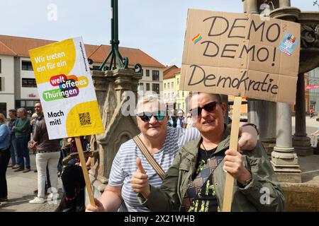 Nie wieder ist jetzt - MEININGEN ist BUNT - gemeinsam für Menschenwürde und Demokratie - Kundgebung gegen Rechtsextremismus - Gegen Rechte Terror in Deutschland - Deutschland, DE, DEU, Germany, Meiningen, 14.04.2024: Zahlreiche Menschen haben sich auf dem Marktplatz im Zentrum der Stadt zu einer Kundgebung versammelt. Hauptauslöser der Demonstrationen in ganz Deutschland gegen die AfD sind die Recherchen von CORRECTIV Recherchen für die Gesellschaft gemeinnützige GmbH. Mit dem Motto der Protestaktion nie wieder ist jetzt soll erneut ein Zeichen gegen Hass, Hetze, Demokratie, Toleranz, Mensc Stockfoto