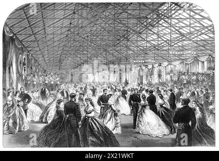 Ball zu Ehren des Prinzen und der Prinzessin von Wales im Royal victualling Yard, Stonehouse, [Plymouth], 1865. Feiern Sie in einem der Melville-Lagerhäuser. Der riesige Lagerraum wurde zu diesem Zweck in einen Ballsaal umgewandelt. Die Wände waren angemessen mit den Flaggen aller Nationen überzogen, und es gab viele wunderschön ausgeführte Geräte, die aus glitzernden Bajonetten geformt waren... am Kopf des Raumes, das von Kronleuchtern, mit Blumen- und Immergrün verziert, war ein leicht erhöhter Daiis, auf dem ein Thron stand... auf beiden Seiten der königlichen Sitze standen Stockfoto