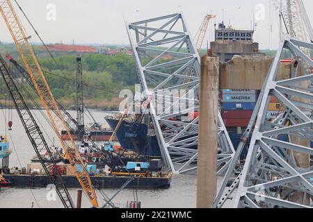 Dundalk, Vereinigte Staaten von Amerika. April 2024. Crane schickt das Wrack der gestürzten Francis Scott Key Bridge vom MV Dali Containerschiff, während die Arbeiten zur Eröffnung des Fort McHenry Kanals am 17. April 2024 in der Nähe von Dundalk, Maryland, fortgesetzt werden. Die Brücke wurde am 26. März von einem 984-Fuß-Containerschiff getroffen und stürzte zusammen, wobei sechs Arbeiter ums Leben kamen. Quelle: Brianna Clay/U.S. Army/Alamy Live News Stockfoto