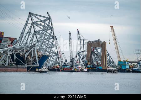 Dundalk, Vereinigte Staaten von Amerika. April 2024. Crane schickt das Wrack der gestürzten Francis Scott Key Bridge vom MV Dali Containerschiff, während die Arbeiten zur Eröffnung des Fort McHenry Kanals am 17. April 2024 in der Nähe von Dundalk, Maryland, fortgesetzt werden. Die Brücke wurde am 26. März von einem 984-Fuß-Containerschiff getroffen und stürzte zusammen, wobei sechs Arbeiter ums Leben kamen. Quelle: MC2 Theodore Lee/U.S. Navy Photo/Alamy Live News Stockfoto