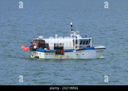 Gosport, Hampshire, England. 1. April 2024. Meridian NN757, ein kleines Fischerboot in ruhigen Gewässern vor Stokes Bay. Stockfoto