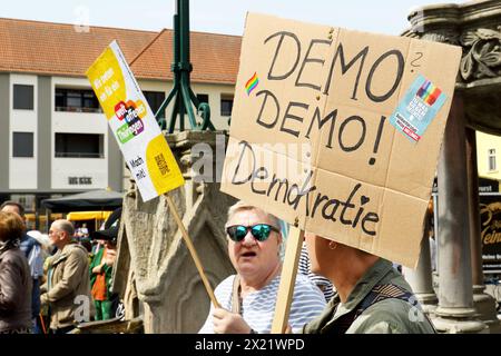 Nie wieder ist jetzt - MEININGEN ist BUNT - gemeinsam für Menschenwürde und Demokratie - Kundgebung gegen Rechtsextremismus - Gegen Rechte Terror in Deutschland - Deutschland, DE, DEU, Germany, Meiningen, 14.04.2024: Zahlreiche Menschen haben sich auf dem Marktplatz im Zentrum der Stadt zu einer Kundgebung versammelt. Hauptauslöser der Demonstrationen in ganz Deutschland gegen die AfD sind die Recherchen von CORRECTIV Recherchen für die Gesellschaft gemeinnützige GmbH. Mit dem Motto der Protestaktion nie wieder ist jetzt soll erneut ein Zeichen gegen Hass, Hetze, Demokratie, Toleranz, Mensc Stockfoto