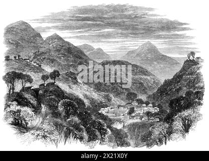 The war in Bhootan: View of Buxa Dooars, 1865. Gravur einer Skizze von Mr. Gregory. '...it scheint den neuesten indischen Nachrichten zu entnehmen, dass der Krieg gegen Bhootan bald erneuert wird, und wir werden wahrscheinlich bald von einem Vormarsch in dieses Land hören... die Stadt Buxa Dooars, das eher wie ein unbedeutender Weiler aussieht, liegt auf einem Felsvorsprung in einer tiefen Einstichstelle der Berge und führt über die Straße, die in die Ebenen jenseits der britischen Grenze führt. Die Hauptstadt ist Poonakha, die weiter nördlich liegt. Hier die Deb und Dhurm Rajahs, die den regierenden Durbar oder Council of Chie bilden Stockfoto