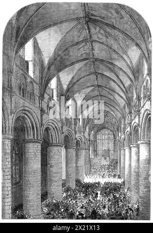 The Gloucester Music Festival: The Langhaus of the Cathedral Looking West, 1865. "...sakrale Musik wurde jeden Tag in der Kathedrale gespielt... das Schiff, die Winde, die unser Künstler mit einem Blick eingerichtet hat, mit dem Publikum oder der Gemeinde, die an den Tagen des Musikfestivals ihre Bänke überhäuft, unterscheidet sich wesentlich von denen der meisten anderen normannischen Kathedralen in England; die hohen und massiven Pfeiler wurden so hoch getragen, dass sie das Triforium einen vergleichsweise kleinen Raum hinterlassen, anstatt, wie in Norwich, Ely und Peterborough, in seinen Abmessungen fast gleich zu der darunterliegenden Arkade zu sein. Das große Fenster Stockfoto