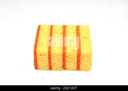 Mehrere orangene Schwämme zum Geschirrspülen liegen auf weißem Hintergrund. Stockfoto