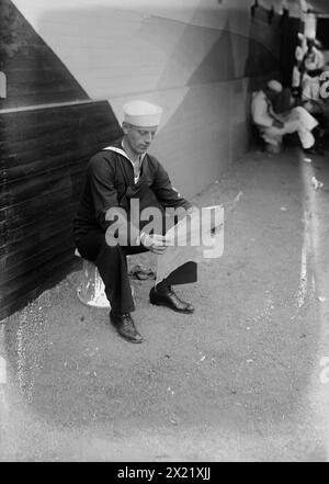 W.J. Reilly, 1917 oder 1918. William J. Reilly, Sergeant in der Navy und Varieté-Interpret, der patriotische Lieder als Sailor Reilly aufnahm. Er ist auf der USS Recruit, einem hölzernen Modell eines Schlachtschiffs, das von der Navy am Union Square in New York City gebaut wurde, um Seeleute zu rekrutieren und Liberty Bonds während des Ersten Weltkriegs zu verkaufen Stockfoto