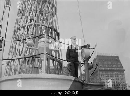 W.J. Reilly, 1917 oder 1918. William J. Reilly, Sergeant in der Navy und Varieté-Interpret, der patriotische Lieder als Sailor Reilly aufnahm. Reilly ist auf der U.S.S. Recruit, einem gefälschten Schlachtschiff, das von der Navy am Union Square gebaut wurde, um Seeleute zu rekrutieren und Liberty Bonds während des Ersten Weltkriegs zu verkaufen Stockfoto