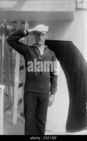 W.J. Reilly, 1917 oder 1918. William J. Reilly, Sergeant in der Navy und Varieté-Interpret, der patriotische Lieder als Sailor Reilly aufnahm. Er ist auf der USS Recruit, einem hölzernen Modell eines Schlachtschiffs, das von der Navy am Union Square in New York City gebaut wurde, um Seeleute zu rekrutieren und Liberty Bonds während des Ersten Weltkriegs zu verkaufen Stockfoto