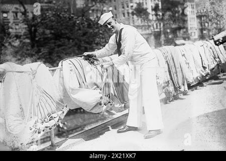 W.J. Reilly, 1917 oder 1918. William J. Reilly, Sergeant in der Navy und Varieté-Interpret, der patriotische Lieder als Sailor Reilly aufnahm. Er ist auf der USS Recruit, einem hölzernen Modell eines Schlachtschiffs, das von der Navy am Union Square in New York City gebaut wurde, um Seeleute zu rekrutieren und Liberty Bonds während des Ersten Weltkriegs zu verkaufen Stockfoto