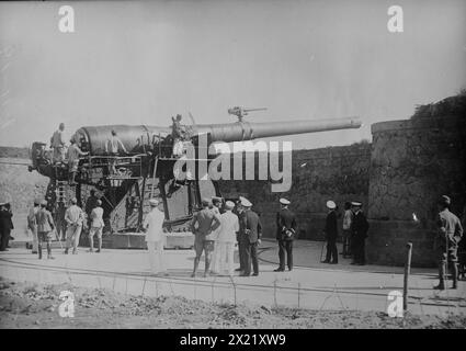 Italienische Waffe auf Adriatic, 1918 oder 1919. Journalisten inspizieren nach dem Ersten Weltkrieg eine 15-Zoll-Pistolenbatterie entlang der Adriaküste in Albanien Stockfoto