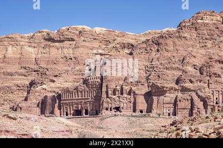 Spektakuläre Häuser und Gräber, die in den Felsen gehauen wurden, in der antiken Stadt petra in Jordanien Stockfoto