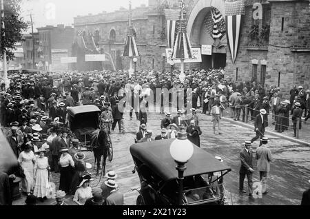 Menschenmenge vor der Convention Hall, Baltimore, Maryland, 1912. Foto vom 25. Juni bis 2. Juli 1912 im Fifth Regiment Armory, Baltimore, Maryland. Stockfoto