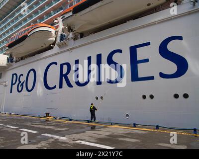 Philipsburg, St. Maarten - 24. Januar 2024: Ein Arbeitsdruck wäscht den weißen Rumpf und das blaue Markenlogo eines P and O Kreuzfahrtschiffes in der Karibik. Stockfoto