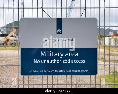 St. Maarten - 24. Januar 2024: In der Nähe des Hafens in St. Maarten, Karibik, warnt ein blau-graues Metallschild vor einem Militärgebiet, zu dem es keine Unbefugten gibt Stockfoto