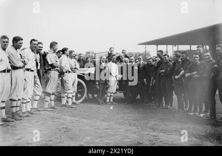 Collins with Car bei der World Series, Philadelphia, 1914. Zeigt den Baseballspieler Edward Trowbridge Collins Sr. (1887–1951), der nach dem Gewinn des Chalmer's Award 1914 ein neues Chalmers-Automobil erhielt. Stockfoto