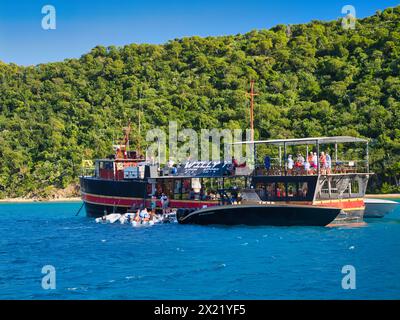 Norman Island, BVI - 23. Januar 2024: Das berühmte schwimmende Restaurant und Bar Willy TS in der Bucht, Norman Island, BVI. Entspanntes Essen in einem beliebten destin Stockfoto