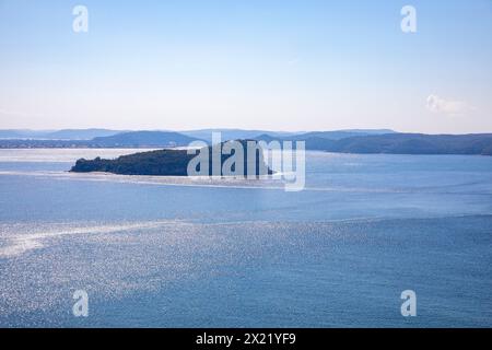 Vom West Head im Ku-Ring-Gai Chase Nationalpark aus haben Sie einen Blick auf das Lion Island Naturschutzgebiet an der Mündung des Hawkesbury River und die Zentralküste von NSW Stockfoto