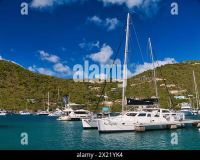 Tortola, BVI - 23. Januar 2024: Freizeitboote liegen an der Soper's Hole Marina auf der westlichen Seite von Tortola vor dem Frenchman's Cay. Auf eine ruhige, sonnige Zeit Stockfoto