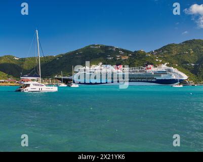 Tortola, BVI - 23. Januar 2024: Das Kreuzfahrtschiff Marella Voyager liegt am Cyril B. Romney Tortola Pier, Road Town, Tortola, BVI. An einem sonnigen Tag aufgenommen Stockfoto