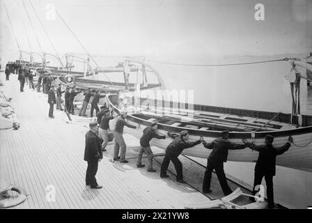 Rettungsboot-Bohrmaschine, Holland America Line – Boote zwischen 1910 und 1915 auf die Seite stellen. Stockfoto