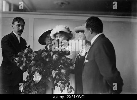 Irving Bertman präsentiert Blumen für Helen Keller, Flower Show, 1913. Zeigt Helen Keller (1880–1968) mit ihrer Lehrerin Anne Sullivan Macy (1866–1936), die die Präsentation von Rosen auf der International Flower Show in New York City am 7. April 1913 annimmt. Stockfoto