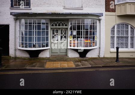 Bogenladen mit Doppelfront in der Old Bridlington High Street mit verzierten Doppeltüren Stockfoto