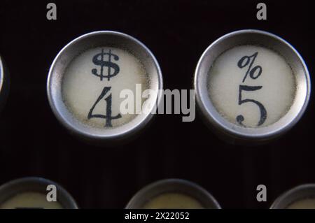 Nahaufnahme der Tasten $ und % auf der alten Remington Schreibmaschinentastatur Stockfoto