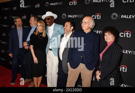 Hollywood, Kalifornien, USA. April 2024. (L-R) Judd Apatow, Jeff Garlin, Cheryl Hines, J.B. Smoove, Jeff Schaffer, Larry David und Susie Essman kommen am 18. April 2024 im Dolby Theatre in Hollywood, Kalifornien, zum Paley fest LA 2024 an. Quelle: Jeffrey Mayer/Media Punch/Alamy Live News Stockfoto