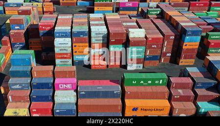 Ein Haufen intermodaler Container in verschiedenen Farben, die an Bord eines Frachtcontainers geladen werden können. Konzept der Standardfracht-gerechten Versandart Stockfoto