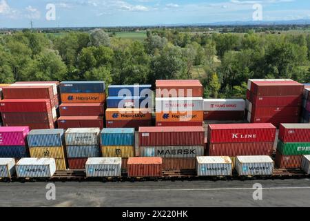 Ein Haufen intermodaler Container in verschiedenen Farben, die an Bord eines Frachtcontainers geladen werden können. Konzept der Standardfracht-gerechten Versandart Stockfoto