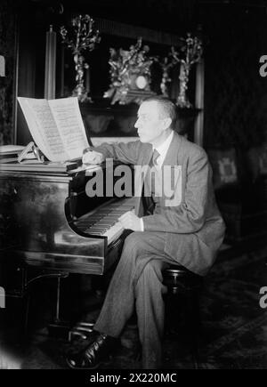 Rachmaninow, zwischen 1915 und 1920. Zeigt Sergej Wassiliewitsch Rachmaninow (1873–1943) am Klavier. Stockfoto