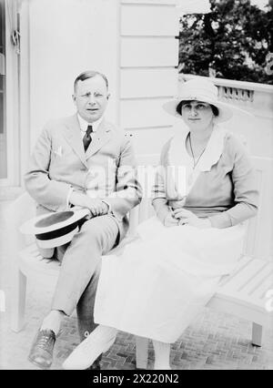 J.M. Cox &amp; Ehefrau, zwischen 1915 und 1920. Der Politiker James Middleton Cox (1870–1957) war Gouverneur von Ohio und war 1920 Kandidat der Demokratischen Partei für das Amt des Präsidenten. Er war auch Zeitungsverleger und gründete die Medienfirma Cox Enterprises. Er ist mit seiner Frau Margaretta Parker Blair Cox (1890–1960) zusammen. Stockfoto