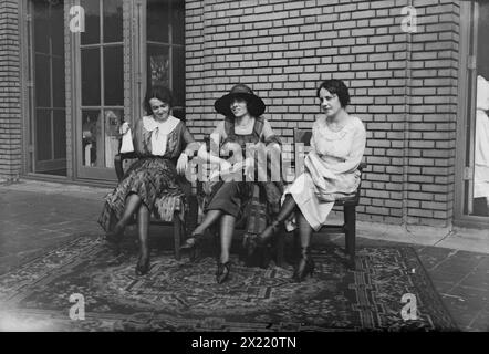 Constance Furman, Virginia Wynn, Irene Jones, zwischen 1915 und 1920. Hier sind die schönsten Füße und Knöchel in New York City. Hunderte von Mädchen nahmen an dem Wettbewerb im Grand Central Palace Teil. Und erst nach stundenlangen Nachdenken konnten die Richter die Gewinner auswählen. Miss Consuelo Furman (links) gewann den ersten Preis von $500, der in der Tasche ist, die sie hält. Zweiter Preis, Miss Virginia Wynn (Mitte). Dritter Preis, Miss Irene Jones (rechts). Stockfoto