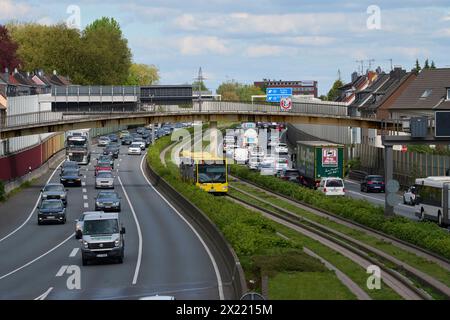 Brückenabriss und Neubau über die A40 in Essen Ende April 2024 soll die Fußgänger Brücke über die A40 in Essen Frillendorf abgerissen werden. Dafür wird an dem Wochenende die A40 gesperrt. Im Verlauf der ca. Nächste 10 Jahre werden in der Umgebung 5 weitere Brücken saniert bzw. Erneuern. Betroffen ist die A40 und die A52 auf Essener Stadtgebiet. Essen Frillendorf *** Brückenabbruch und Neubau über die A40 in Essen die Fußgängerbrücke über die A40 in Essen Frillendorf soll Ende April 2024 abgerissen werden die A40 wird hierfür am Wochenende über die A40 geschlossen Stockfoto