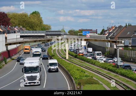 Brückenabriss und Neubau über die A40 in Essen Ende April 2024 soll die Fußgänger Brücke über die A40 in Essen Frillendorf abgerissen werden. Dafür wird an dem Wochenende die A40 gesperrt. Im Verlauf der ca. Nächste 10 Jahre werden in der Umgebung 5 weitere Brücken saniert bzw. Erneuern. Betroffen ist die A40 und die A52 auf Essener Stadtgebiet. Essen Frillendorf *** Brückenabbruch und Neubau über die A40 in Essen die Fußgängerbrücke über die A40 in Essen Frillendorf soll Ende April 2024 abgerissen werden die A40 wird hierfür am Wochenende über die A40 geschlossen Stockfoto