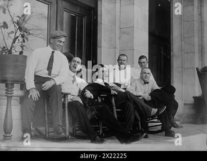 Sechs Cleveland-Spieler saßen auf der Veranda, 1910. Stockfoto