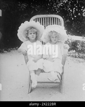 Prinzessin Marguerite und Theodora von Griechenland, sitzen zusammen auf Stuhl, 1910. Stockfoto