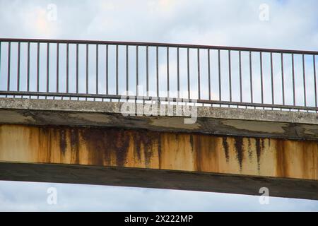 Brückenabriss und Neubau über die A40 in Essen Ende April 2024 soll die Fußgänger Brücke über die A40 in Essen Frillendorf abgerissen werden. Dafür wird an dem Wochenende die A40 gesperrt. Im Verlauf der ca. Nächste 10 Jahre werden in der Umgebung 5 weitere Brücken saniert bzw. Erneuern. Betroffen ist die A40 und die A52 auf Essener Stadtgebiet. Essen Frillendorf *** Brückenabbruch und Neubau über die A40 in Essen die Fußgängerbrücke über die A40 in Essen Frillendorf soll Ende April 2024 abgerissen werden die A40 wird hierfür am Wochenende über die A40 geschlossen Stockfoto