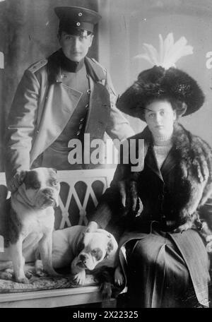 Prinz und Prinzessin August Wilhelm von Preussen mit Hunden, 1912. Stockfoto