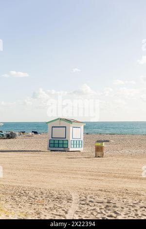 Eine Rettungshütte steht hoch an einem Sandstrand in der Nähe des Ozeans und bietet Schutz und Hilfe für Strandgänger. Stockfoto