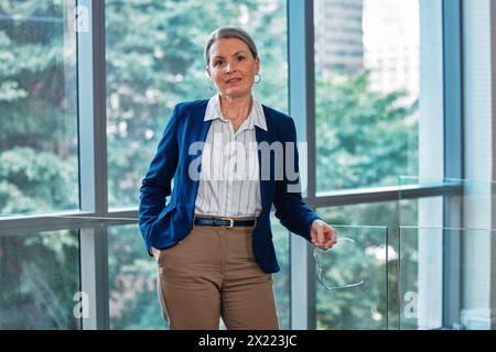 Reife, Porträt und Frau im Bürogebäude für berufliche Laufbahn, professionelle und positive Einstellung mit Ehrgeiz. Unternehmerin oder ceo von Stockfoto