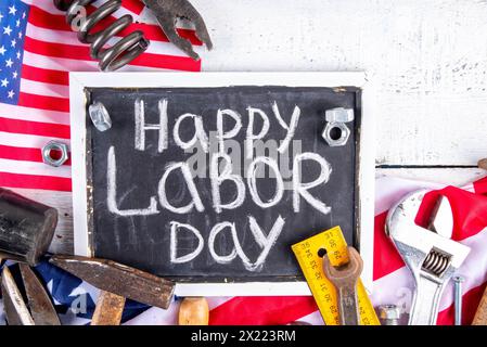 American National Patriotic Workers Happy Labor Day Feiertag Hintergrund. Bau- und Fertigungswerkzeuge auf hölzernem Hintergrund mit Sternen, rot weiß Stockfoto