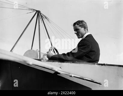 J.M. Johnson in Bleriotyp [Flugzeug], zwischen 1910 und 1915. Stockfoto