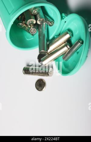 Miniaturszene mit einer starken Botschaft: Alte Fingerbatterien in einem winzigen Abfalleimer, die sich für Recycling und Umweltbewusstsein einsetzen Stockfoto