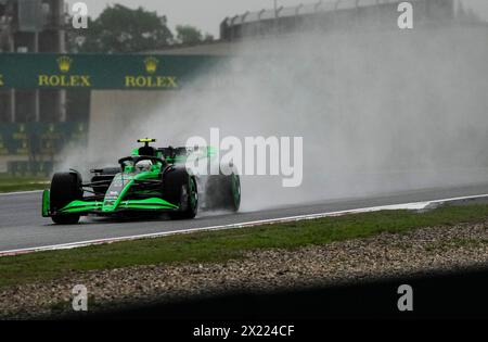 Shanghai, China. April 2024. Kick Saubers chinesischer Fahrer Zhou Guanyu tritt am 19. April 2024 beim Sprint-Qualifying des Formel-1-Grand Prix von China auf dem Shanghai International Circuit in Shanghai an. Quelle: He Changshan/Xinhua/Alamy Live News Stockfoto